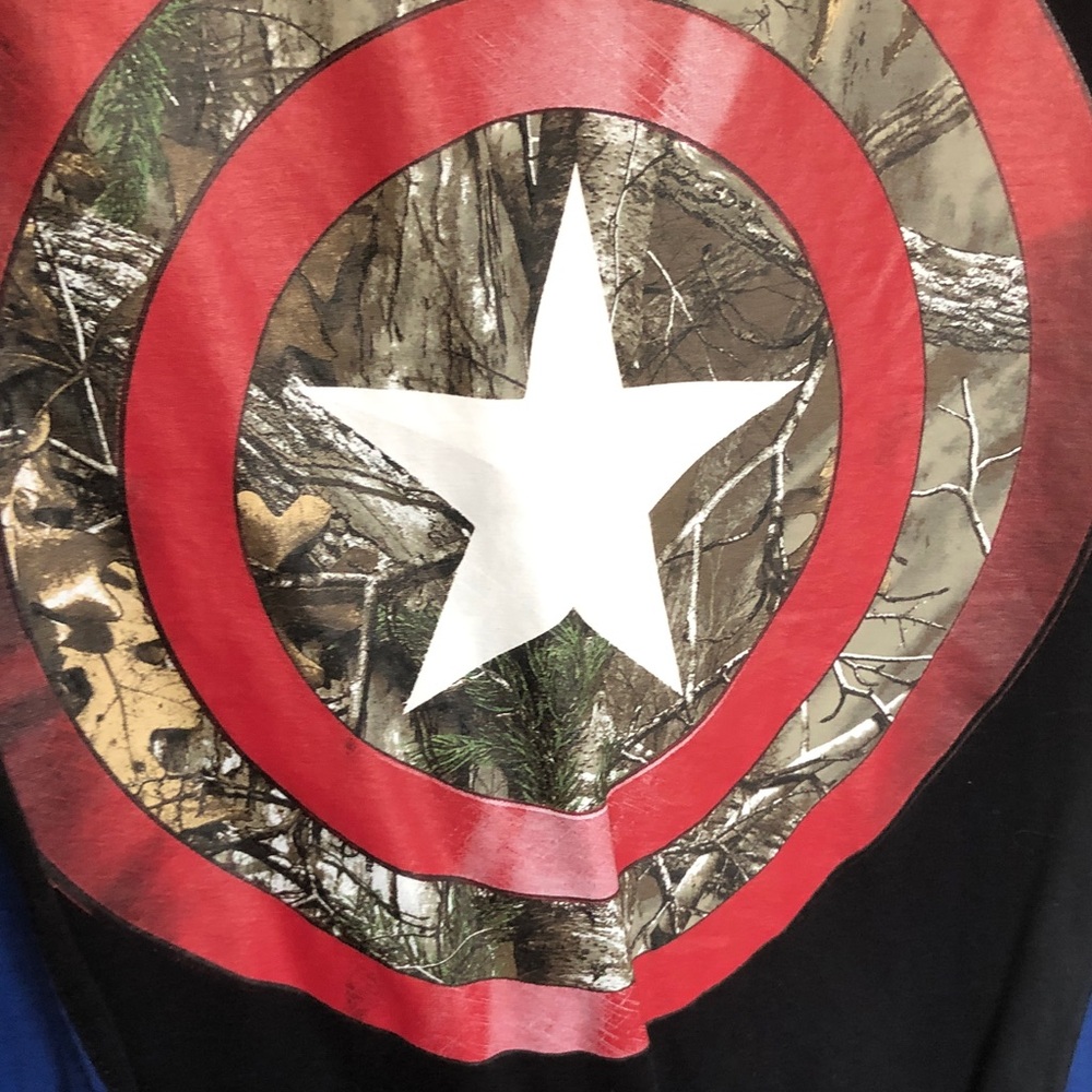 Camo Star Shield Graphic Tee - Red, White, Brown